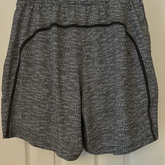 Lululemon men’s Pace Breaker short - Picture 2 of 3